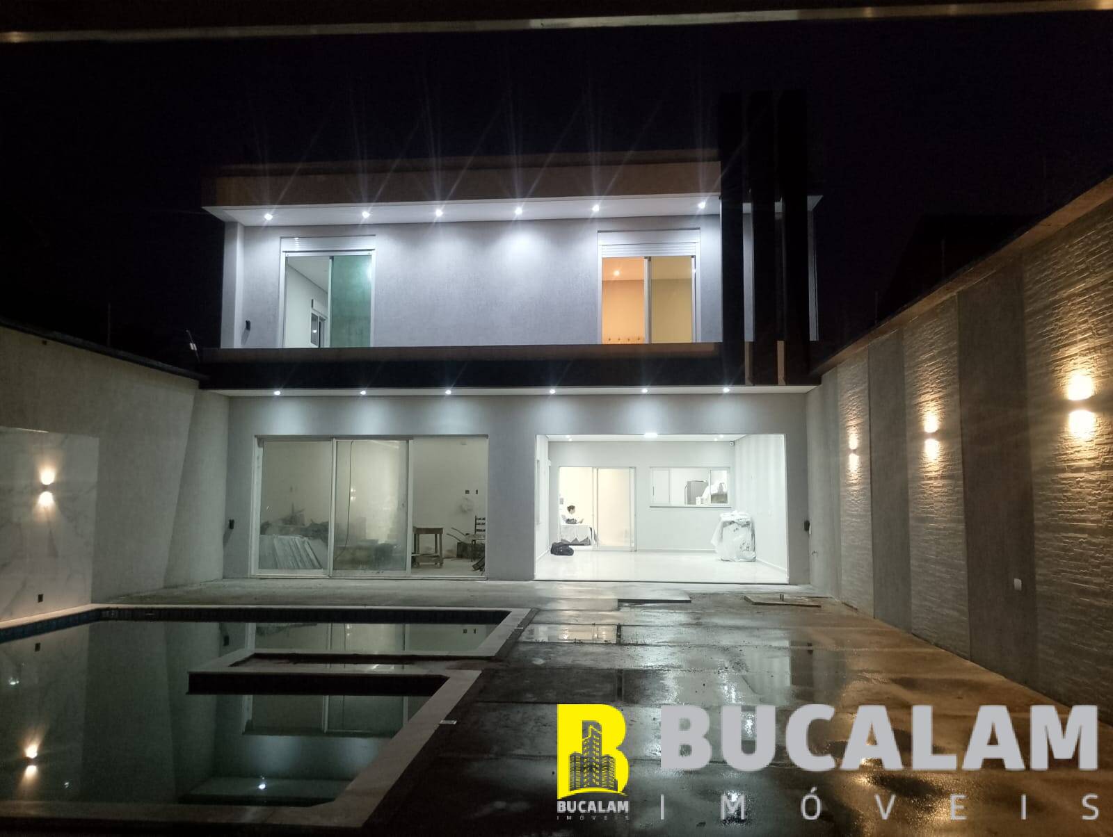 Casa à venda com 4 quartos, 300m² - Foto 1